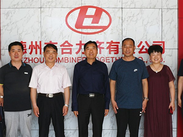 5月24日，德州市總工會(huì)授予德州市合力齊車業(yè)有限公司董事長(zhǎng)李學(xué)治“優(yōu)秀農(nóng)民工之星”的榮譽(yù)稱號(hào)